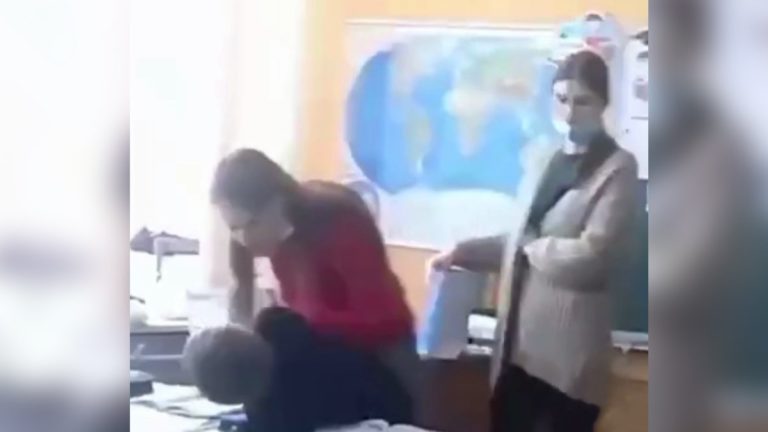 У Харкові вчителька душила учня та заламувала йому руки: обурливе відео