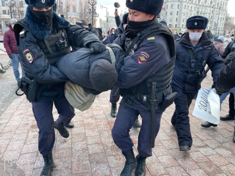 У Москві за протест проти війни з Україною затримали шістьох правозахисників