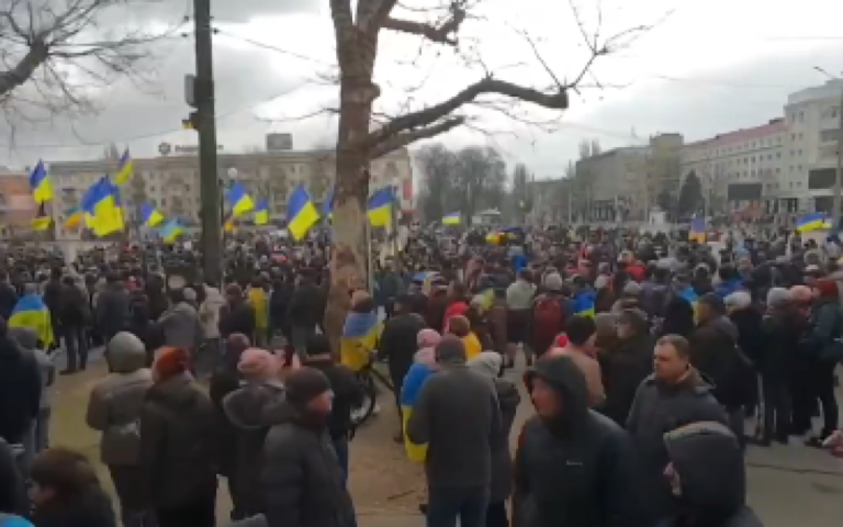 Не зупиняють навіть постріли “Херсон – це Україна”: у місті відбувається масова акція протесту проти російської окупації (фото, відео)