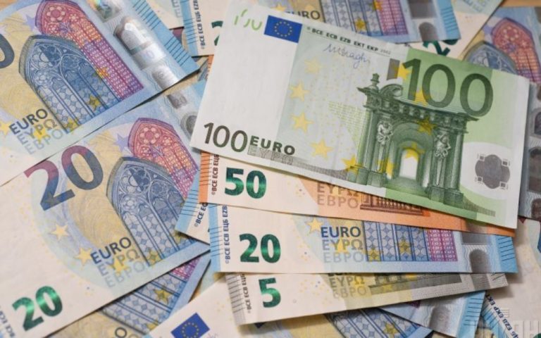США та ЄС припинили постачати до Росії долари та євро готівкою