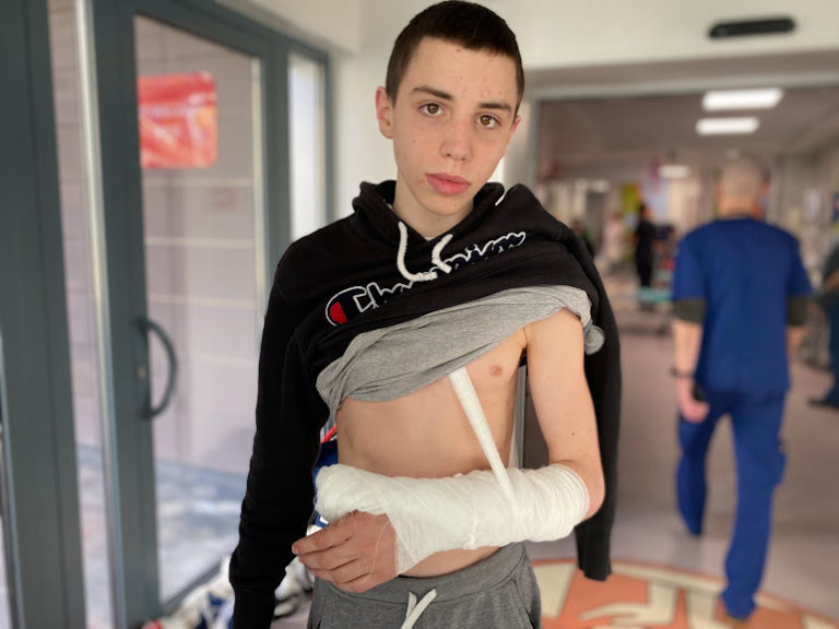 Російський окупант у Бучі розстріляв багатодітного батька на очах у 14-річного сина: хлопець дивом вижив. ВІДЕО+ФОТОрепортаж