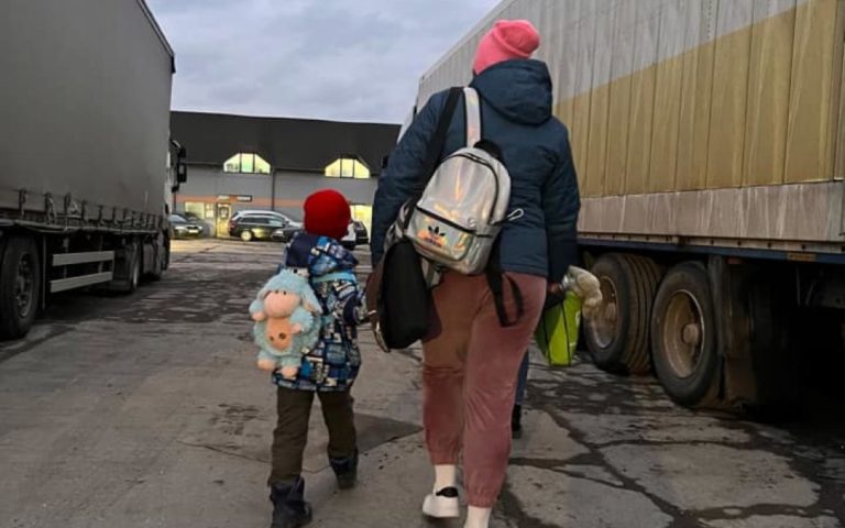 Маленький хлопчик самотужки евакуювався з Києва до Польщі, його зустріли волонтери