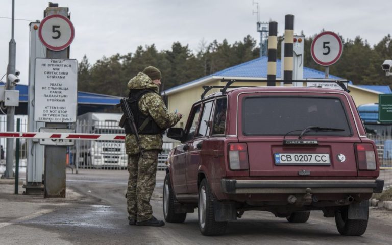 Хабар за перетин кордону: прикордонники затримали 10 українців