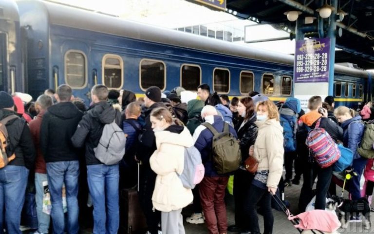“Укрзалізниця” запустила ще дев’ять додаткових потягів зі Сходу України в Ужгород та Львів