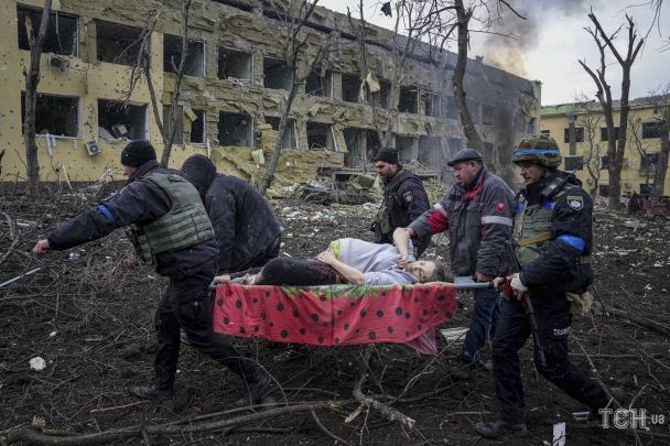 Маріуполь, обстріл пологового будинку, фото: Євген Малолєтка / © Associated Press