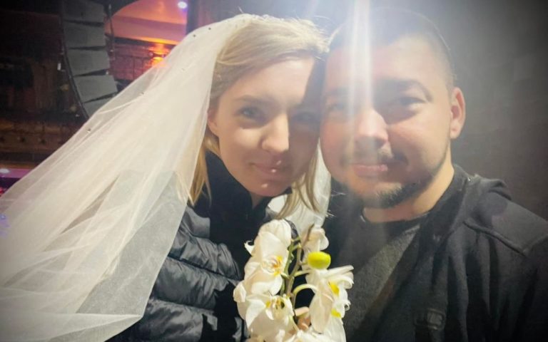 Весілля в перерві між обстрілами: за законами воєнного стану одружилися поліцейський з журналісткою