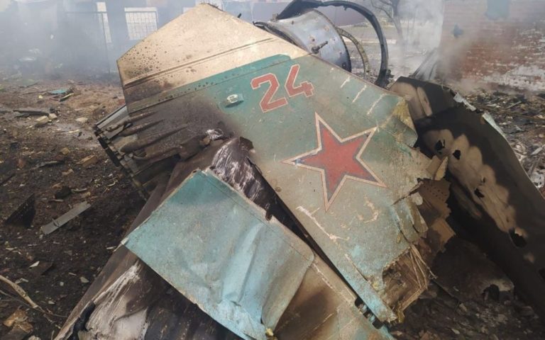 Над Черніговом збито ворожий літак: він впав на околицю приватного сектору – фото