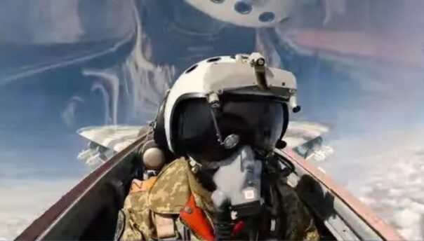 “Доброго вечора, ми з України!”: у Повітряних силах показали відео з кабіни літака, яке зачаровує мужністю, красою та впевненістю! (відео)
