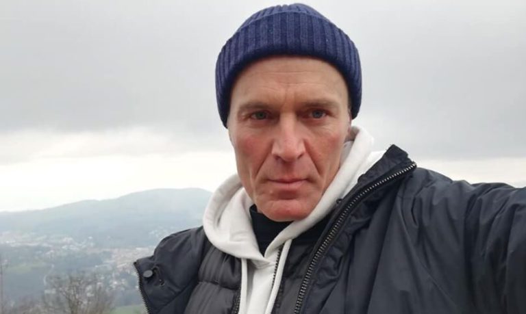 У Німеччині одесита, який працював в місцевому ресторані, звільнили за його відеозвернення до росіян через війну Росії