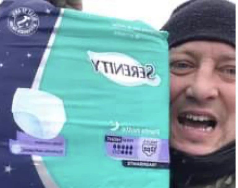 Чоловікам, які втекли з України, представили подарунки до 8 березня. Відео