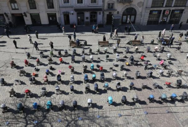 У центрі Львова виставили 109 порожніх візків на згадку про дітей, які стали ангеликами від рук російських окупантів (фото)