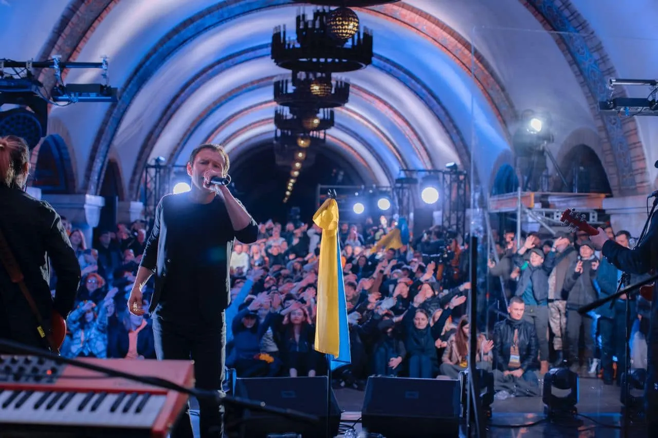 Артист співав перед сотнями прихильників