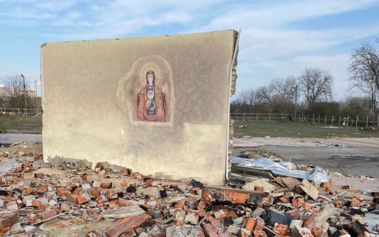Її зафарбували, а вона знову проявилася: у Полтаві залишили стіну з зображенням Божої Матері під час демонтажу будівлі