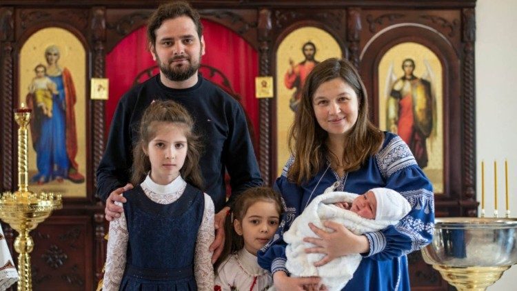 Народила при свічках і під бомбами: як сім’я священника УГКЦ залишилася у Славутичі з парафіянами