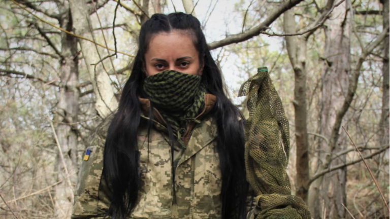 Молода українка пішла в армію снайпером аби нею гордився молодший брат