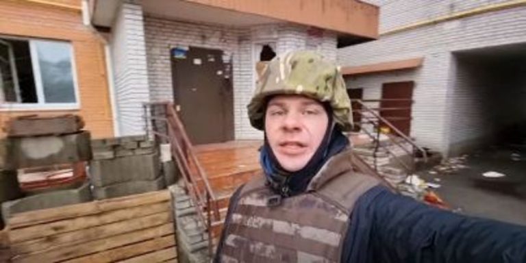 Дмитро Комаров показав моторошнe відео зі звільненої Бучі: “Дуже багато трyпів у місті”