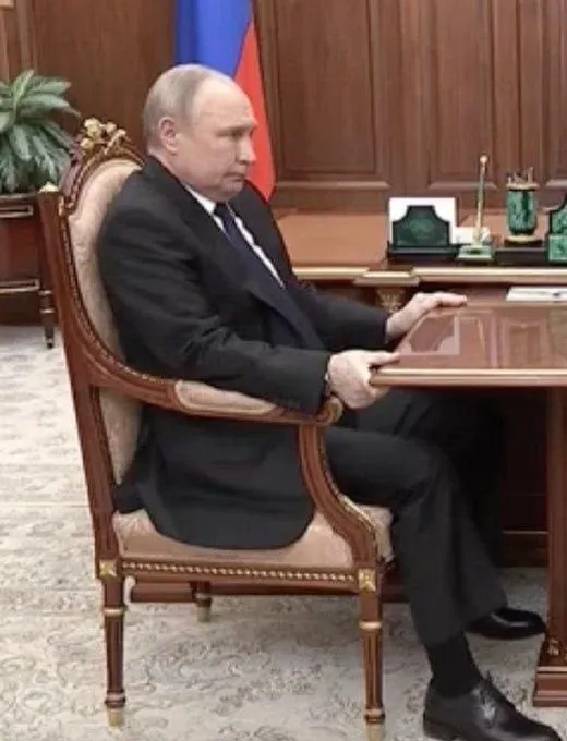 Користувачі звернули увагу на напружені позу та жести Путіна