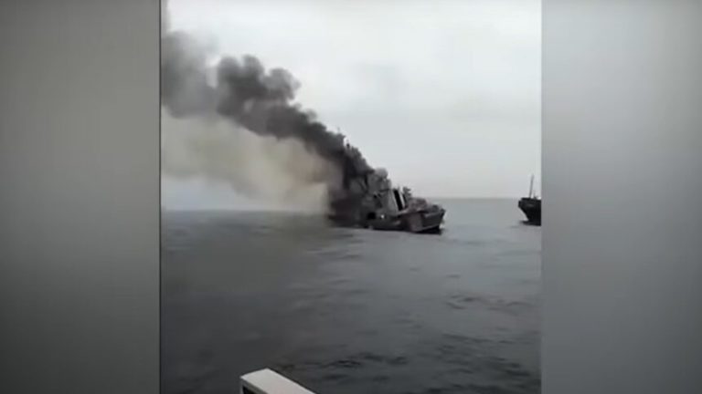 У мережі з’явилось перше відео підбитого крейсера “Москва” після потужного удару