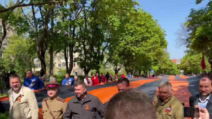 Параду нема, зате є карнавал: окупанти привезли в Маріуполь на акцію до 9 травня гастролерів з росії та запалили вічний вогонь. Відео