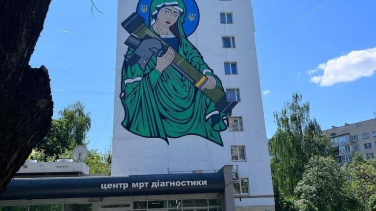 У Києві з’явився мурал “Свята Джавеліна”. Рада Церков висловила протест. Деталі інциденту