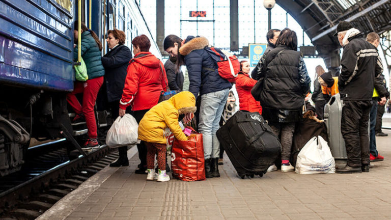 Мама з бабусею намагалися вивезти п’ятеро дітей. На вокзалі у Львові, у них вкрали всі гроші