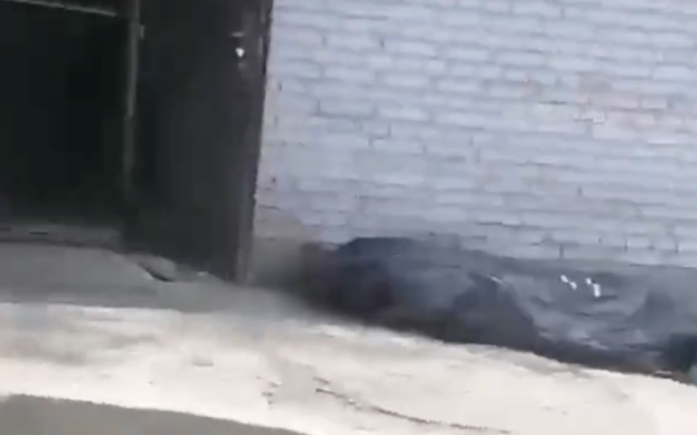 У Росії чоловік зняв на відео tіла людей, що лежали просто на вулиці біля moргy (18+)