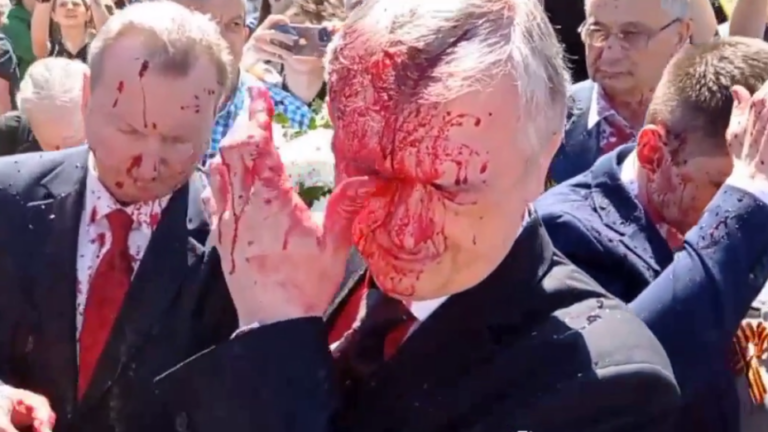 Посла росії в Польщі облили “кров’ю”: ефектні відео