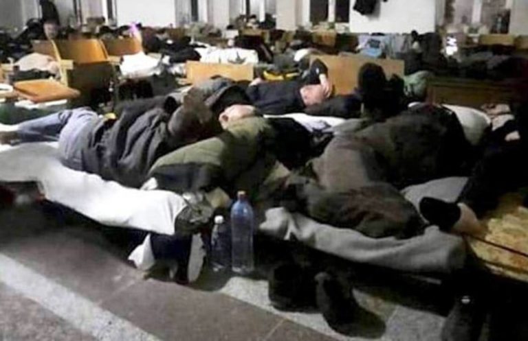 Сплять на підлозі, в антисанітарії та піддаються тортураm. У фільтраційному таборі окупантів перебуває майже 4 тисячі чоловіків