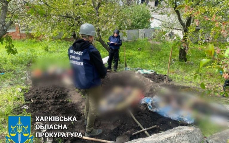 Під час окупації села під Харковом росіяни обстріляли дім з танка: людей закопали на подвір’ї (фото, відео)