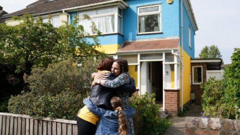 Британка пофарбувала свій будинок у синьо-жовтий колір, чекаючи на подругу з України