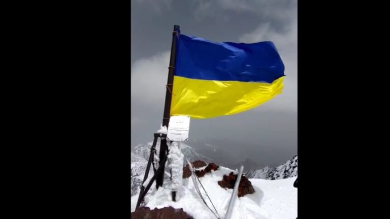 “Уявлення не маємо, хто це зробив”: У горах Киргизстану на піку імені путіна замайорів синьо-жовтий прапор: Відео