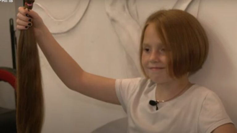9-річна дівчинка  вперше в житті обрізала коси, щоби допомогти ЗСУ