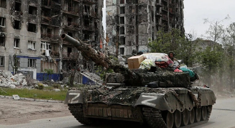 “Ми знали, що вони вкрадуть те, що не знищать”: мешканка Попасної за фотографією впізнала свої вкрадені речі на російському танку