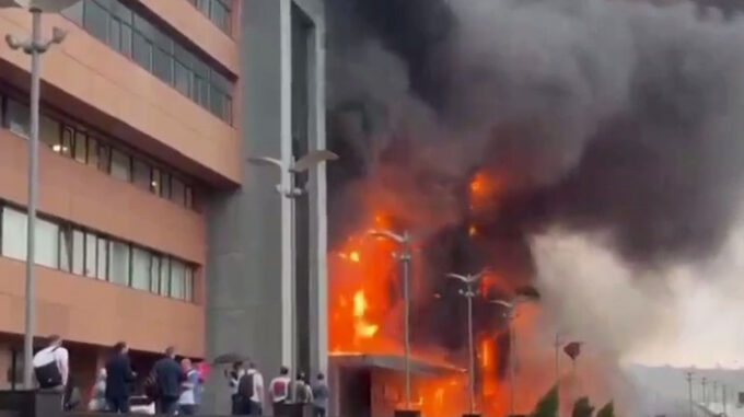 У москві палає бізнес-центр: всередині – люди, рятувальники не справляються. Відео