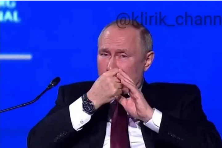 “Скукожився і гриз нігті”: з’явилося відео з дивною поведінкою Путіна
