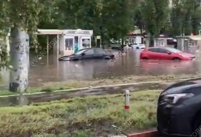 “Апокаліпсис в РФ”: Воронеж пішов під воду через потужну зливу (відео)