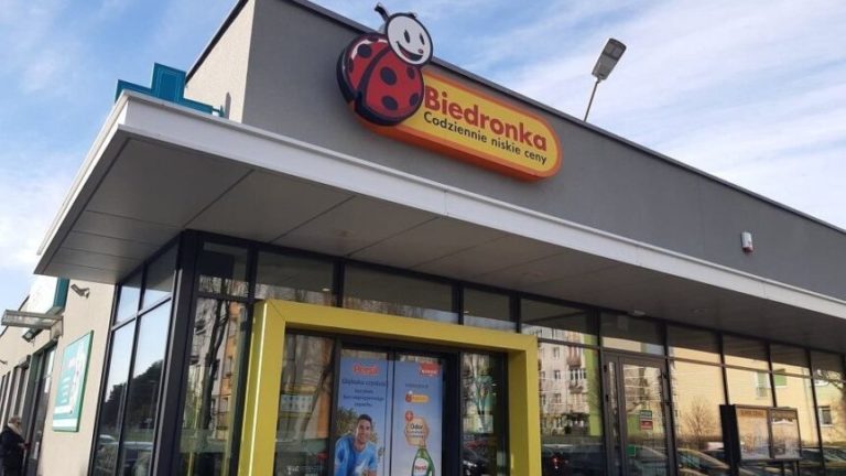 Польська мережа супермаркетів Biedronka випустила картки, що дозволяють українським біженцям робити безкоштовні покупки в мережі магазинів
