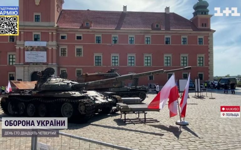 Російська військова техніка дійшла до Варшави, але вже як спалений українцями музейний експонат