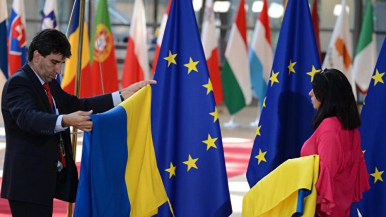 Названо дату, коли Єврокомісія обговорить статус кандидата в ЄС для України