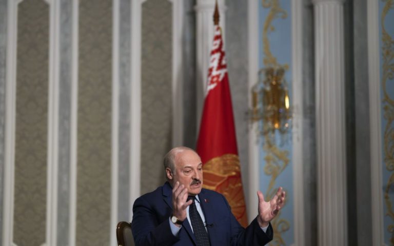 Лукашенко готовий віддати наказ про наступ, але боїться реакції суспільства – експерт