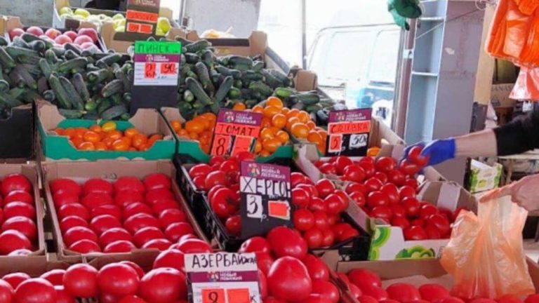 На ринках Білорусі з’явилися крадені помідори і черешня з окупованих Херсона і Мелітополя (ФОТО)