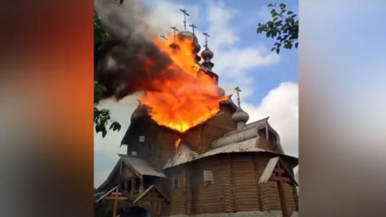 Святиня згоріла до фундаменту: з’явилося відео згорілого скиту Святогірської лаври