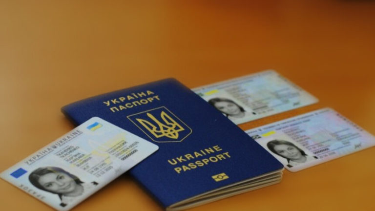 Українці матимуть змогу оформити паспорти за кордоном