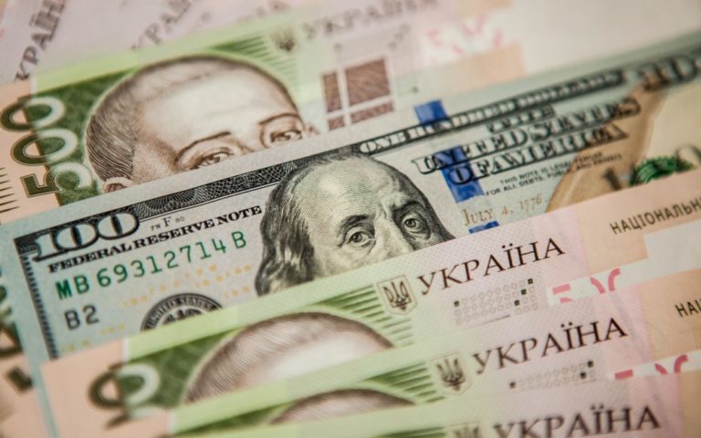 Економіст прогнозує відмову Нацбанка від фіксованого курсу: що буде з доларом та цінами в України
