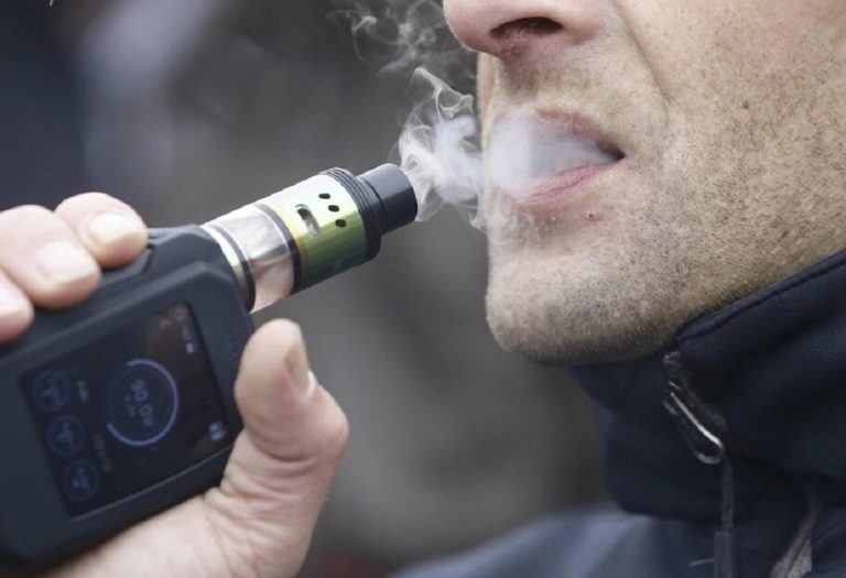 Українцям заборонили курити “електронки” у громадських місцях: розмір штрафів