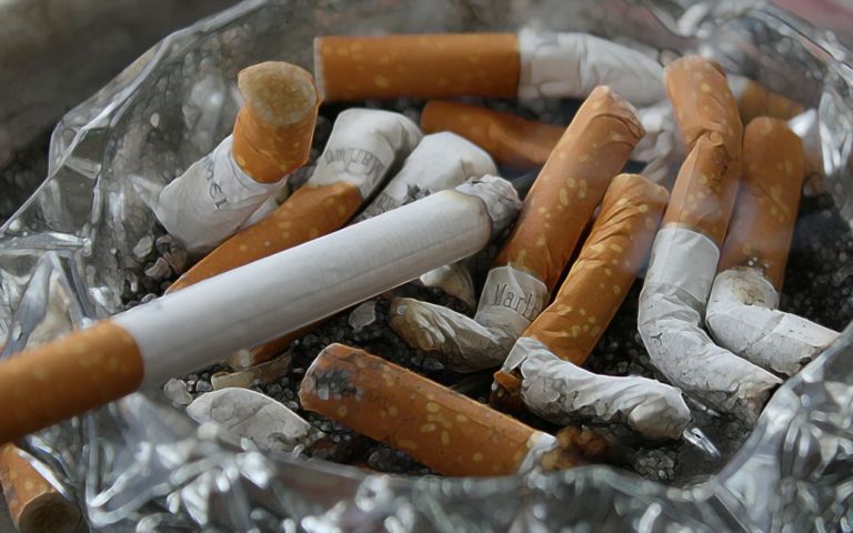 Під забороною цигарки, усі “електронки” та кальяни: в Україні тепер не можна курити в громадських місцях