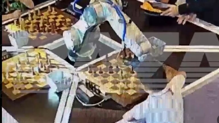У москві шаховий робот Chessrobot під час партії зламав палець 7-річному хлопцеві (відео)