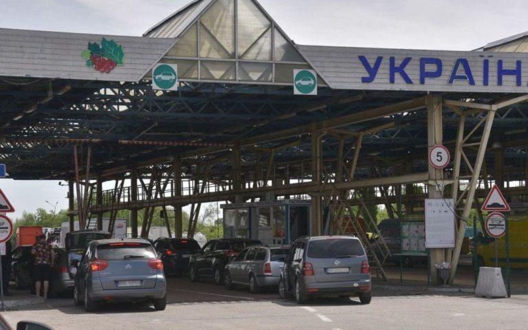 Виїзд з України: чи потрібно відкривати кордон для чоловіків і чи не втечуть вони усі