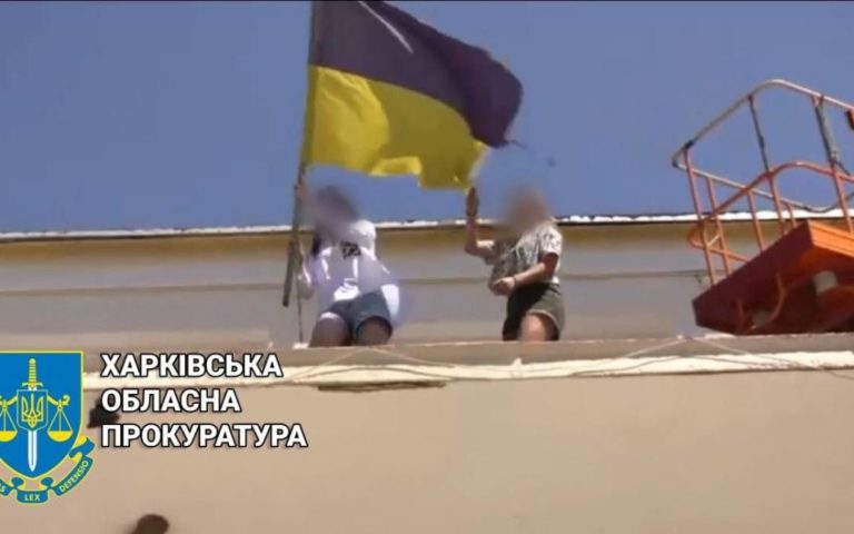 Поблизу окупованого Куп’янська школярка зірвала український прапор з будинку культури: їй загрожує в’язниця (фото)