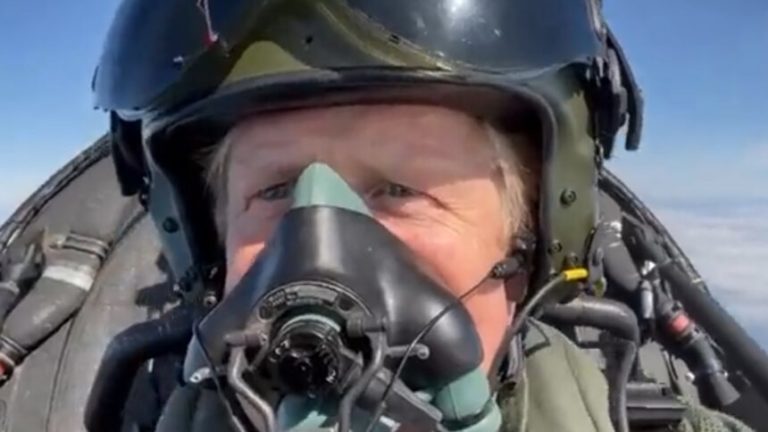 В мережі з’явилось відео як Борис Джонсон літає на винищувачі Typhoon